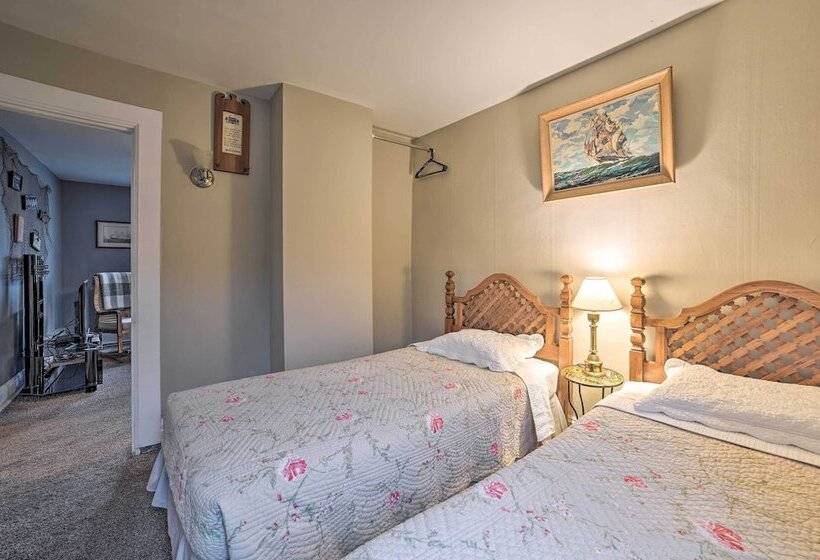 Manistee House W/ Deck: 1/2 Mi To Riverwalk!