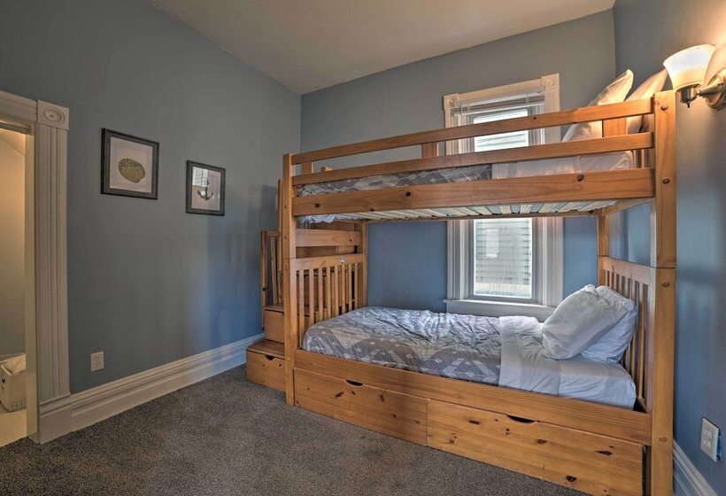 Manistee House W/ Deck: 1/2 Mi To Riverwalk!