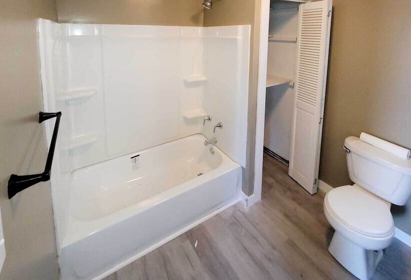 Manistee House W/ Deck: 1/2 Mi To Riverwalk!