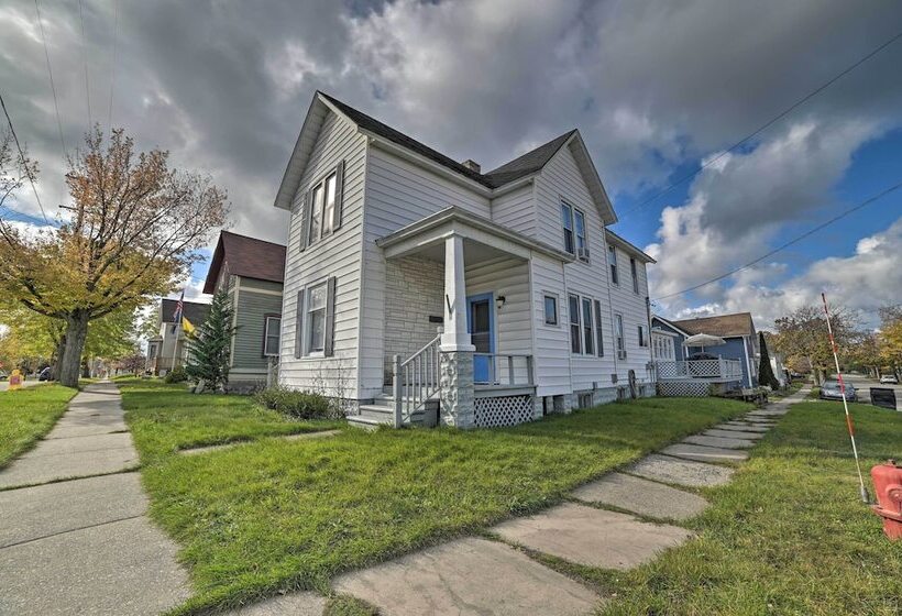Manistee House W/ Deck: 1/2 Mi To Riverwalk!