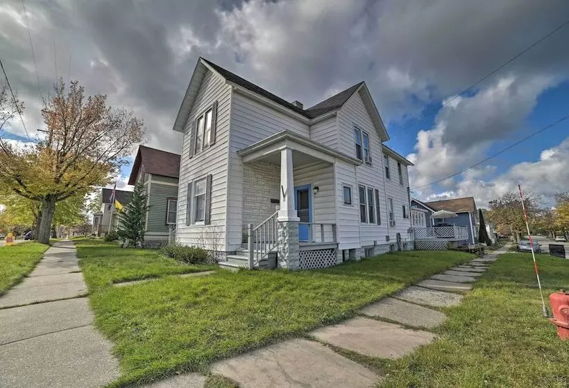 Manistee House W/ Deck: 1/2 Mi To Riverwalk!