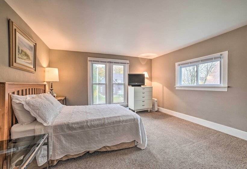 Manistee House W/ Deck: 1/2 Mi To Riverwalk!