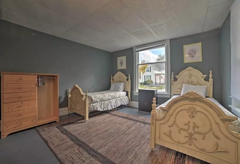Manistee House W/ Deck: 1/2 Mi To Riverwalk!
