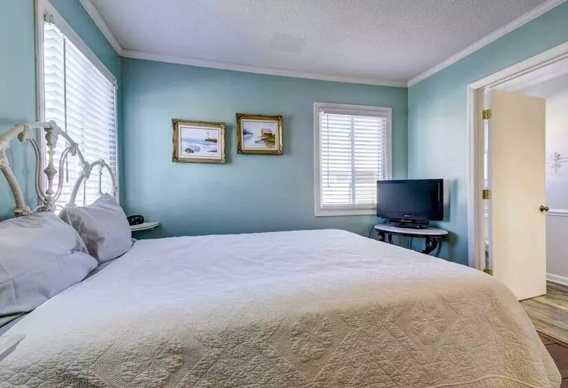 Ocean Isle Beach Home W/ Canal Views!