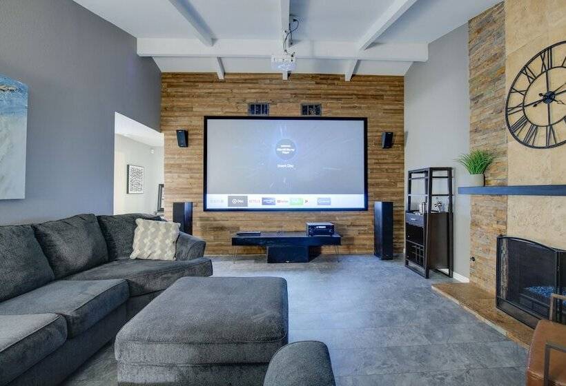 Retreat W/ Theater Room & Pool Deck In Palm Desert