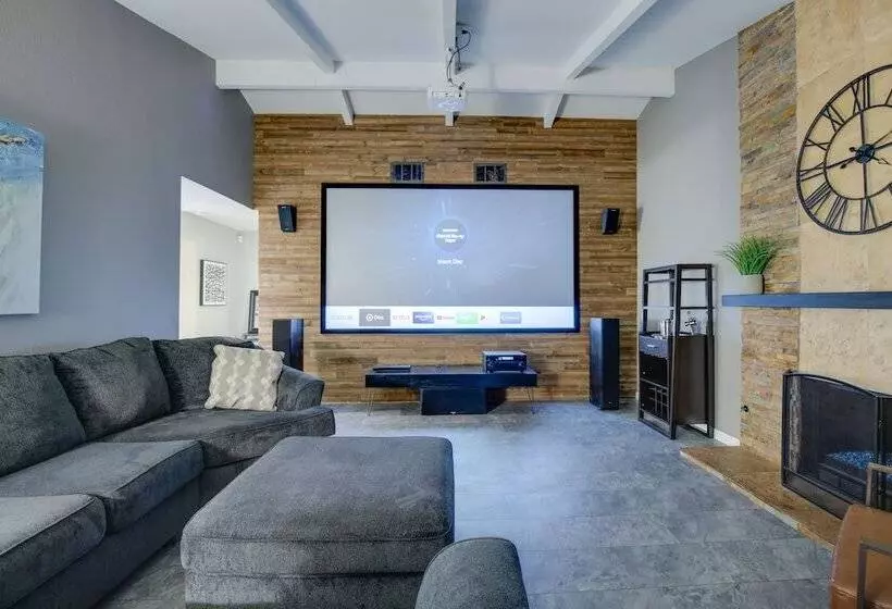 Retreat W/ Theater Room & Pool Deck In Palm Desert