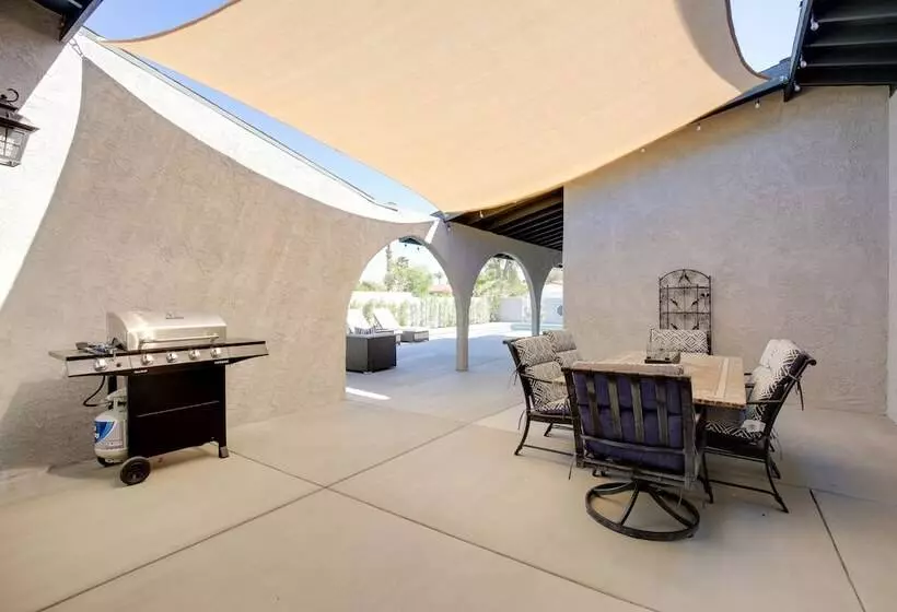 Retreat W/ Theater Room & Pool Deck In Palm Desert