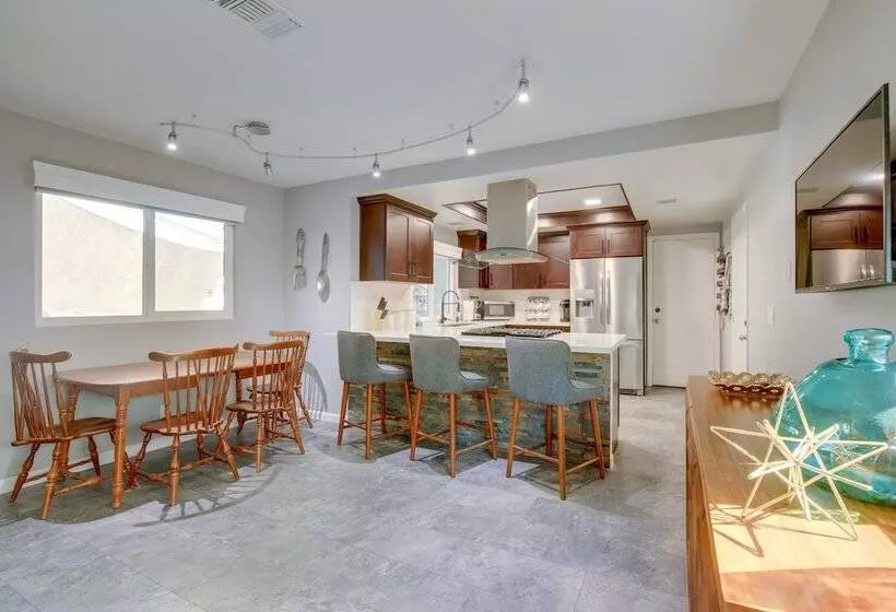 Retreat W/ Theater Room & Pool Deck In Palm Desert