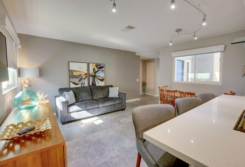 Retreat W/ Theater Room & Pool Deck In Palm Desert