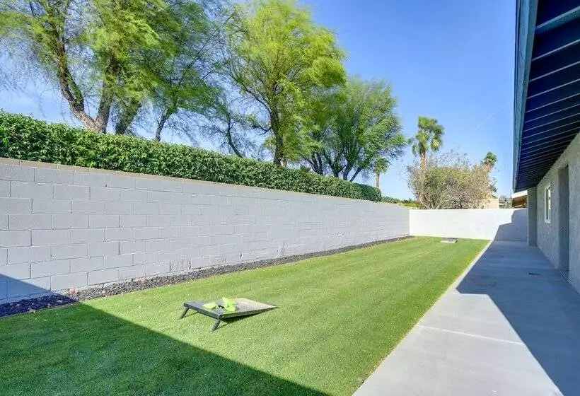 Retreat W/ Theater Room & Pool Deck In Palm Desert