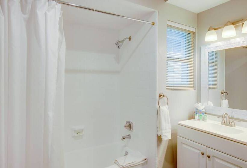 Retreat W/ Theater Room & Pool Deck In Palm Desert