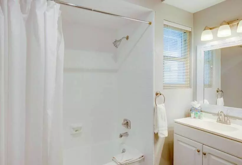 Retreat W/ Theater Room & Pool Deck In Palm Desert