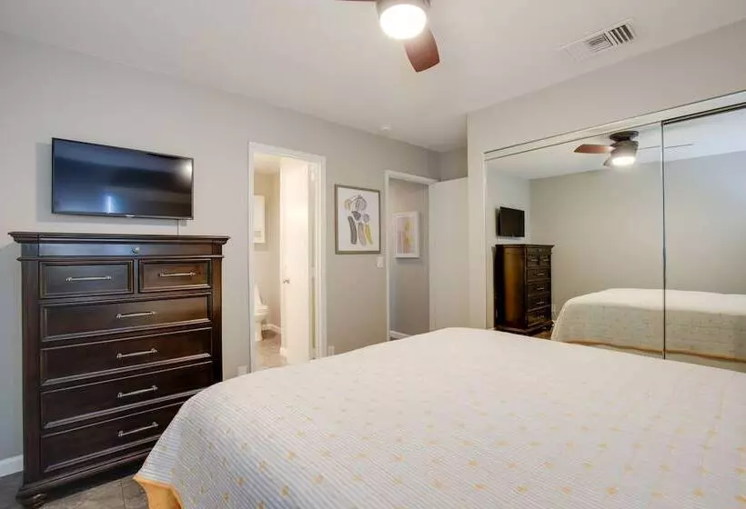 Retreat W/ Theater Room & Pool Deck In Palm Desert