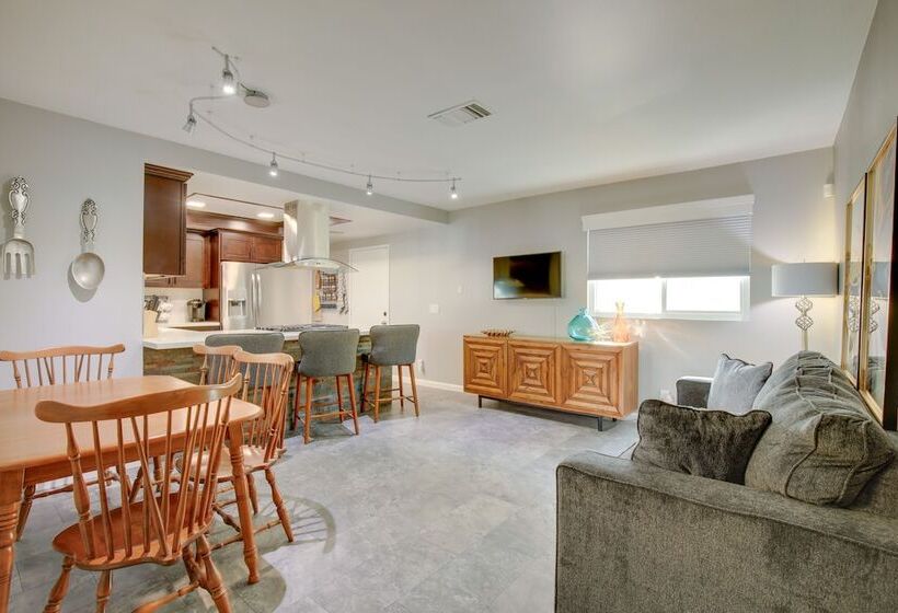 Retreat W/ Theater Room & Pool Deck In Palm Desert