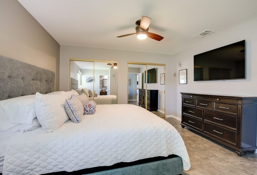 Retreat W/ Theater Room & Pool Deck In Palm Desert