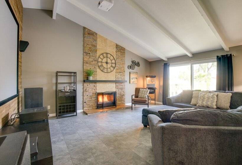 Retreat W/ Theater Room & Pool Deck In Palm Desert