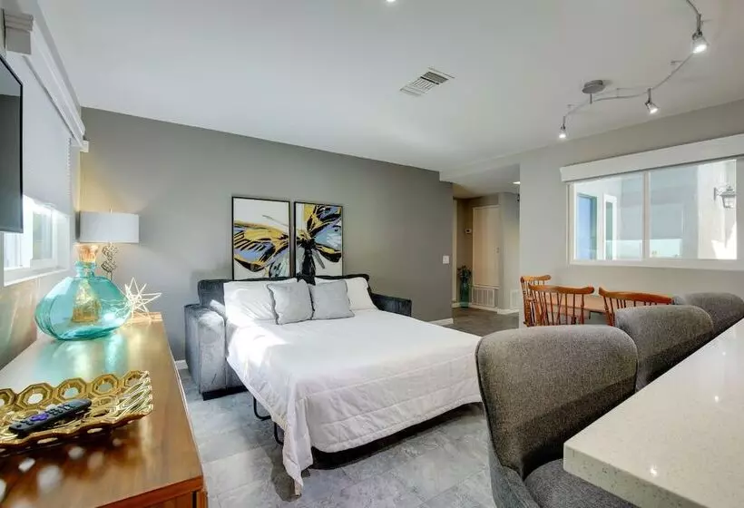 Retreat W/ Theater Room & Pool Deck In Palm Desert