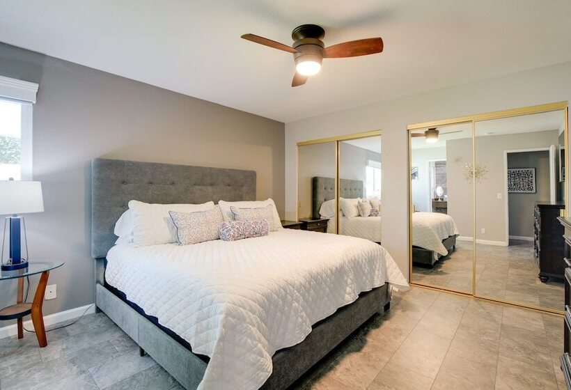 Retreat W/ Theater Room & Pool Deck In Palm Desert