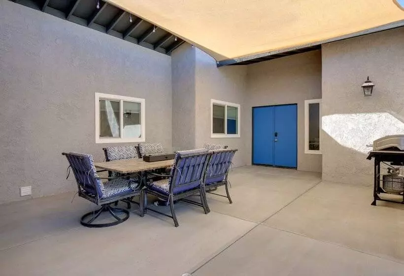 Retreat W/ Theater Room & Pool Deck In Palm Desert