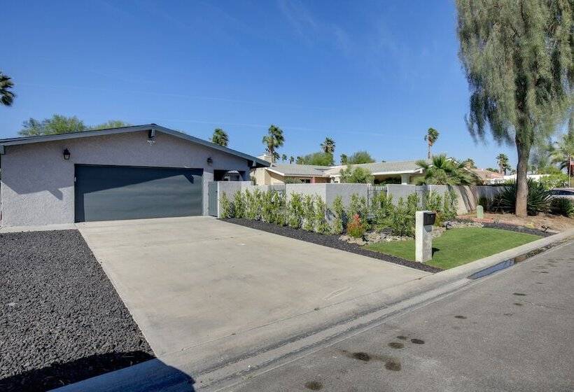 Retreat W/ Theater Room & Pool Deck In Palm Desert