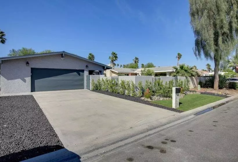 Retreat W/ Theater Room & Pool Deck In Palm Desert