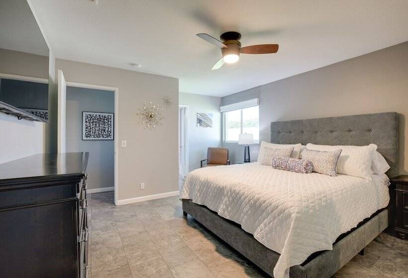 Retreat W/ Theater Room & Pool Deck In Palm Desert