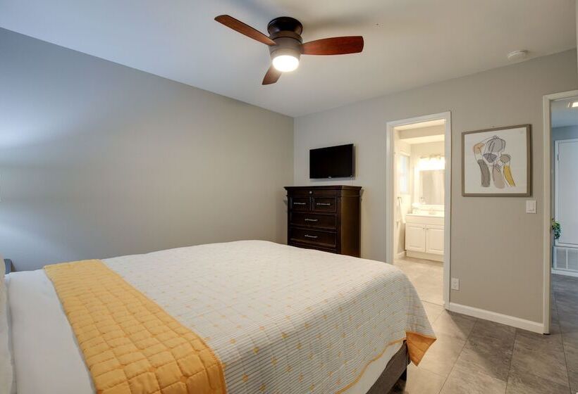 Retreat W/ Theater Room & Pool Deck In Palm Desert