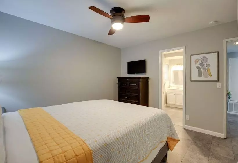 Retreat W/ Theater Room & Pool Deck In Palm Desert