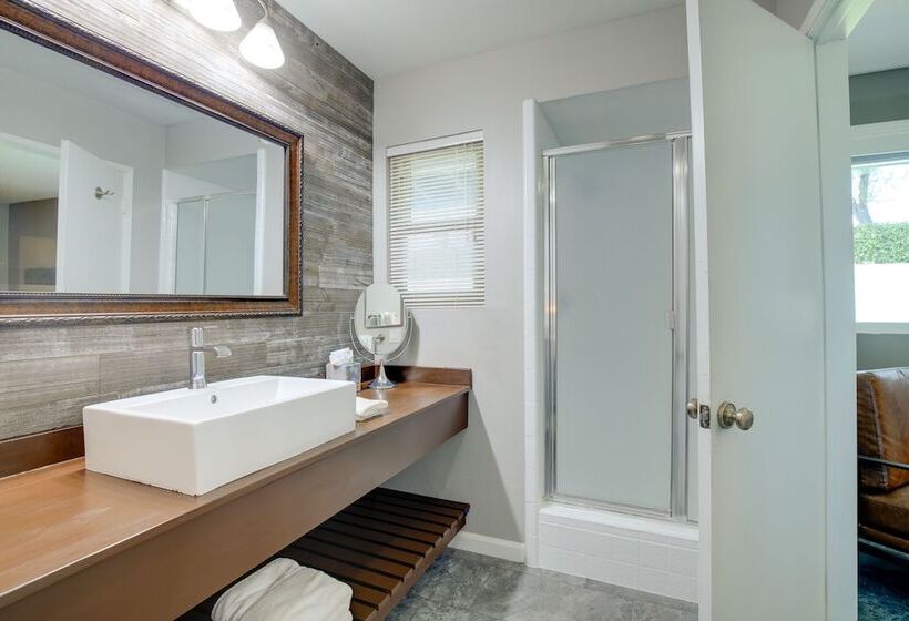 Retreat W/ Theater Room & Pool Deck In Palm Desert