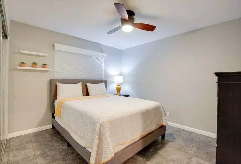 Retreat W/ Theater Room & Pool Deck In Palm Desert