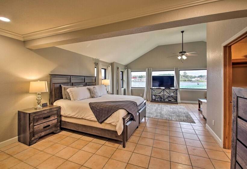 Lakefront Gem W/ Docks In Hot Springs!