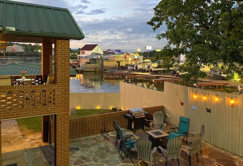 Lakefront Gem W/ Docks In Hot Springs!