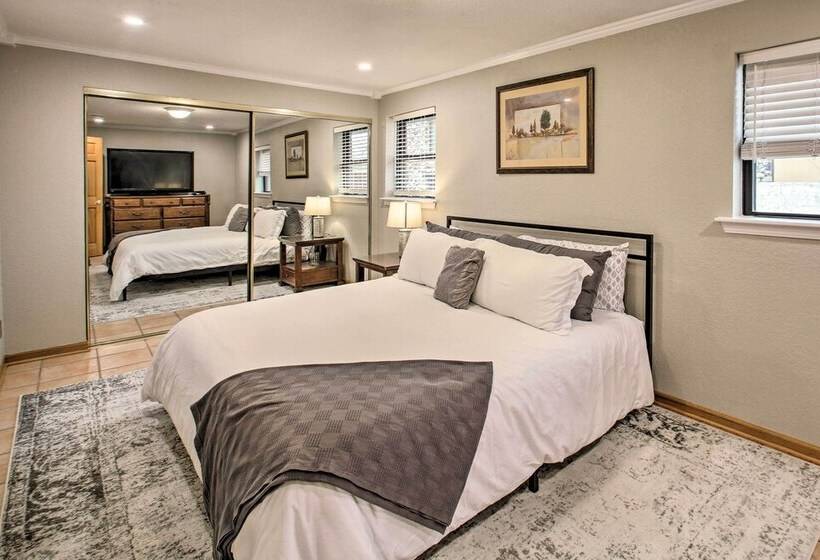 Lakefront Gem W/ Docks In Hot Springs!