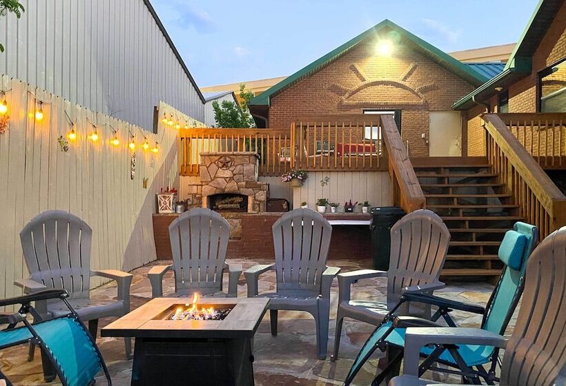 Lakefront Gem W/ Docks In Hot Springs!