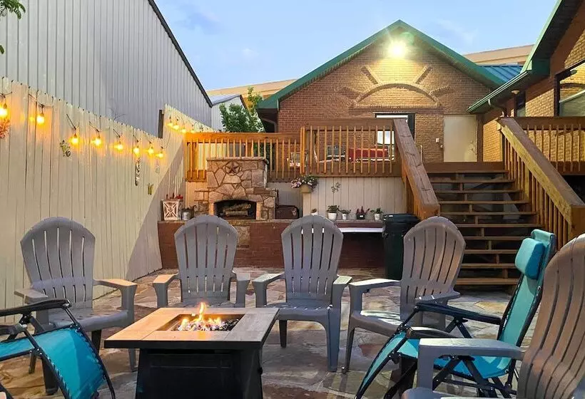 Lakefront Gem W/ Docks In Hot Springs!