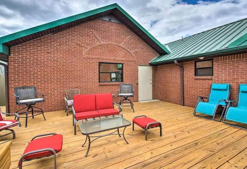 Lakefront Gem W/ Docks In Hot Springs!