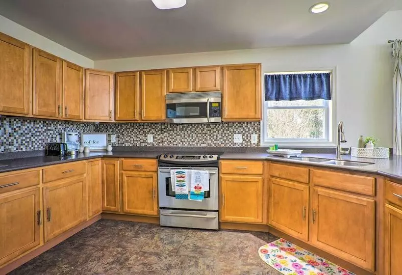Pet Friendly Retreat Near Lake Anna W/ Decks!