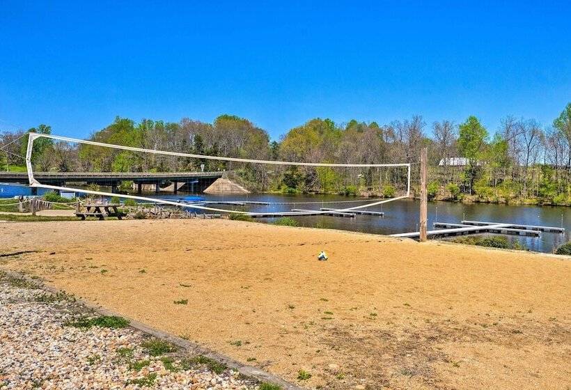 Pet Friendly Retreat Near Lake Anna W/ Decks!