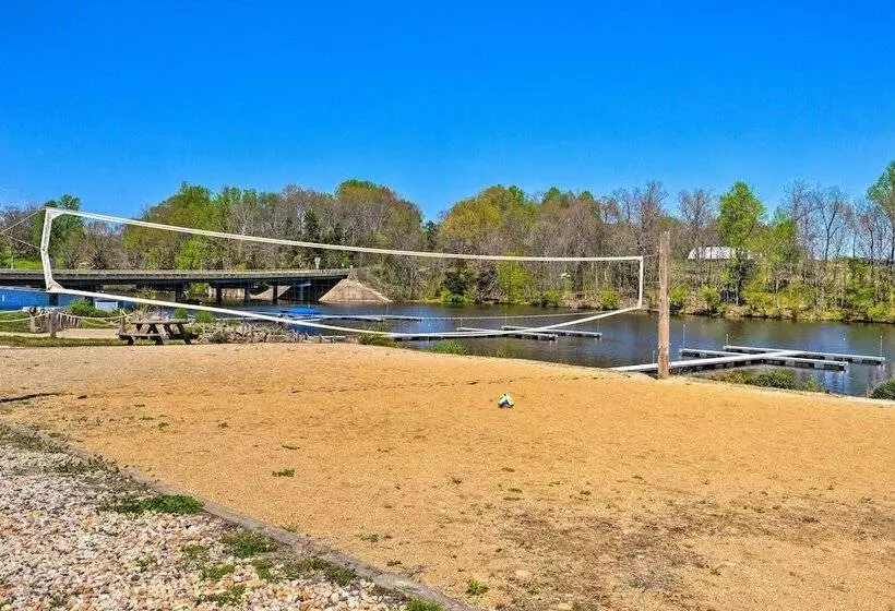 Pet Friendly Retreat Near Lake Anna W/ Decks!