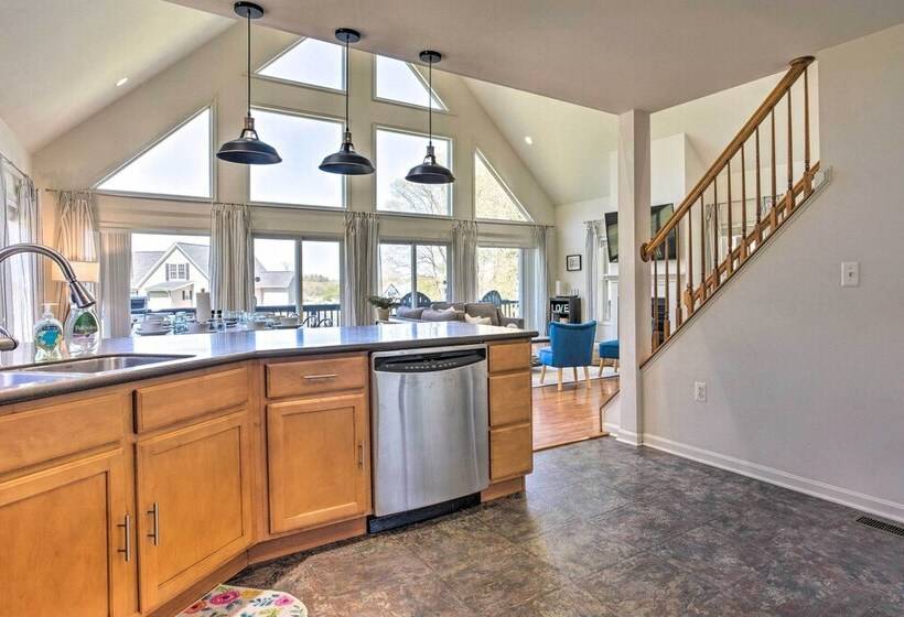 Pet Friendly Retreat Near Lake Anna W/ Decks!