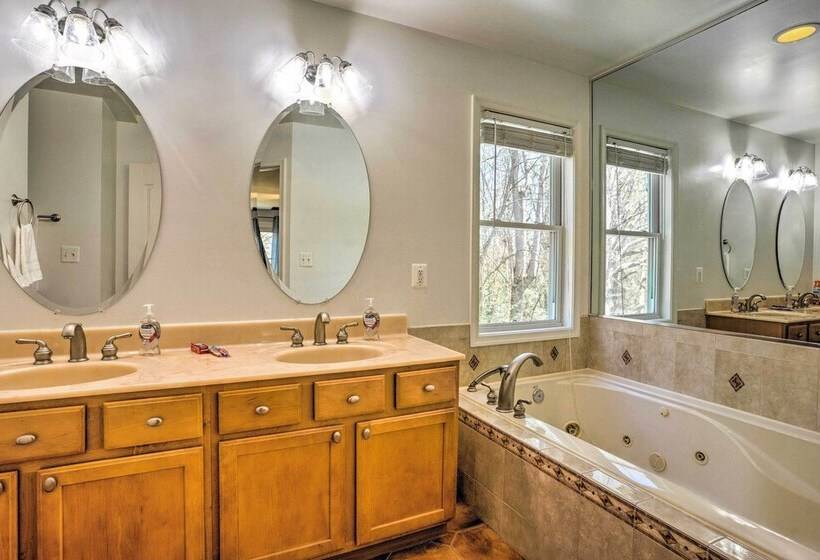 Pet Friendly Retreat Near Lake Anna W/ Decks!