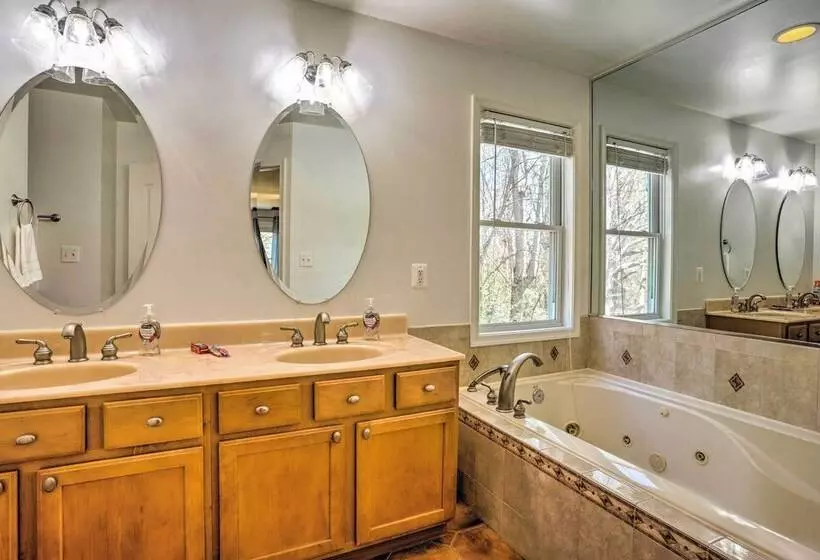 Pet Friendly Retreat Near Lake Anna W/ Decks!