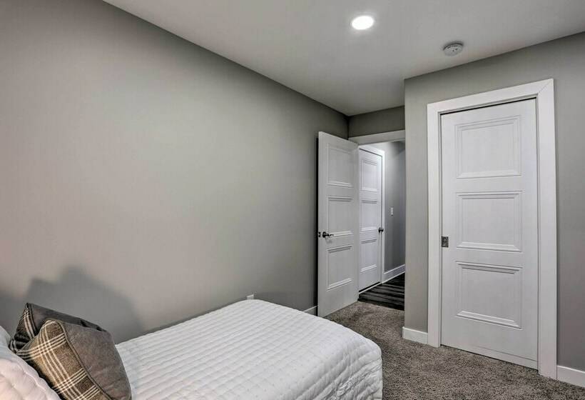 Petfriendly Home, 5 Mi To Dtwn Louisville!