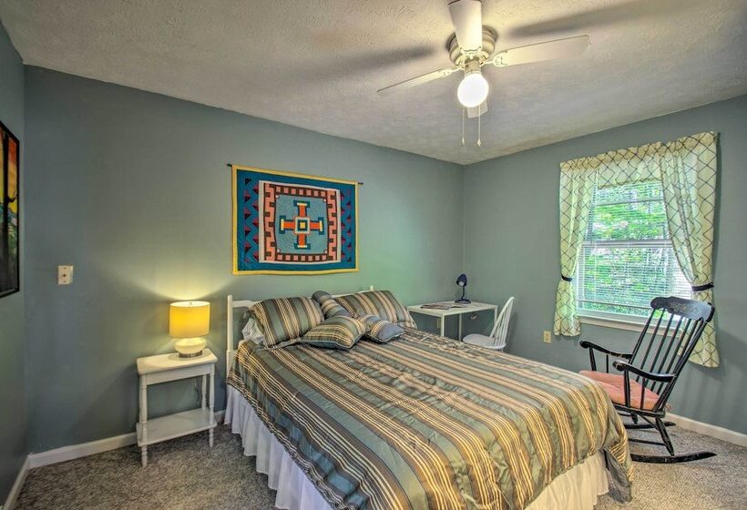 Quaint Hinton Hideaway   Hunt & Fish Nearby!