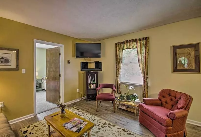 Quaint Hinton Hideaway   Hunt & Fish Nearby!