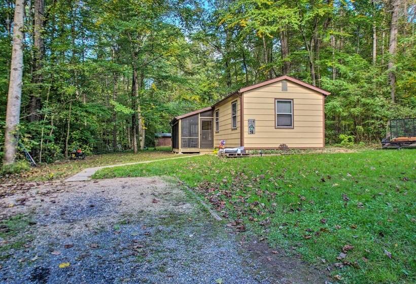 Quaint Hinton Hideaway   Hunt & Fish Nearby!