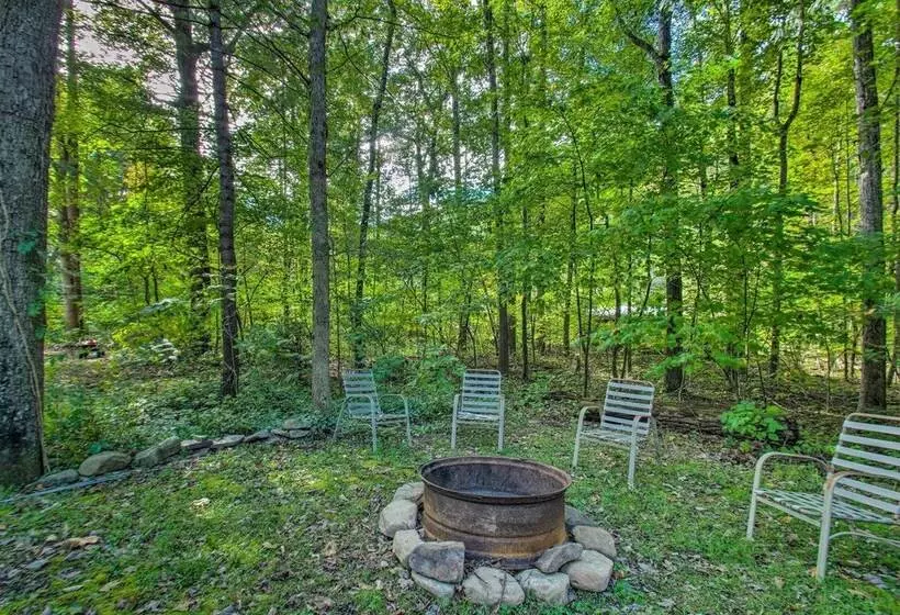 Quaint Hinton Hideaway   Hunt & Fish Nearby!