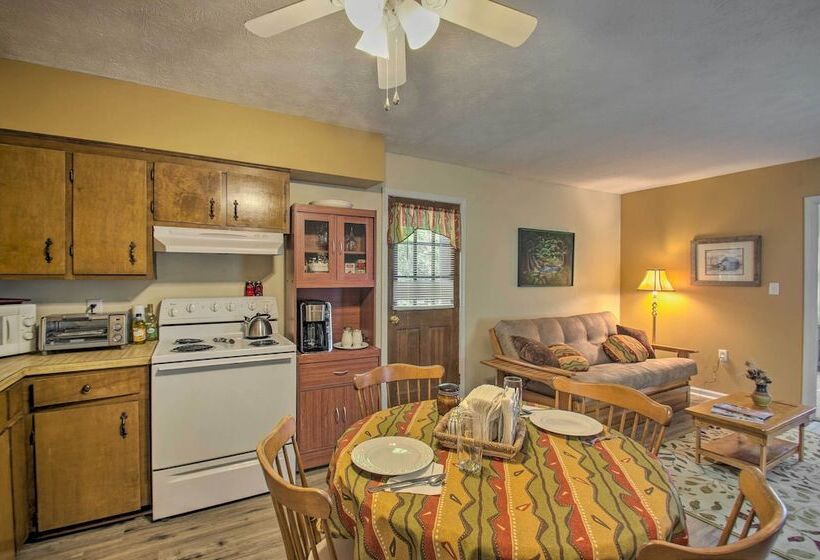 Quaint Hinton Hideaway   Hunt & Fish Nearby!