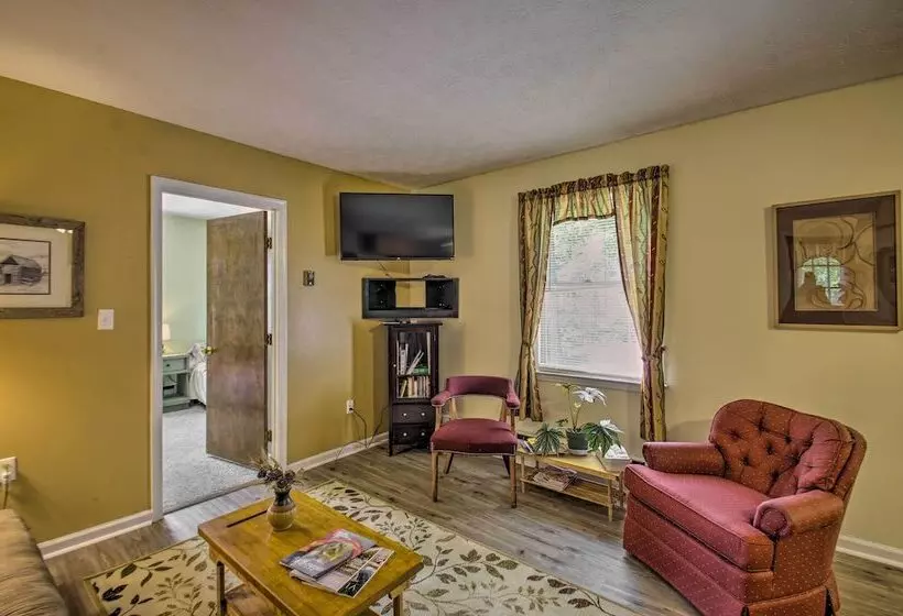 Quaint Hinton Hideaway   Hunt & Fish Nearby!