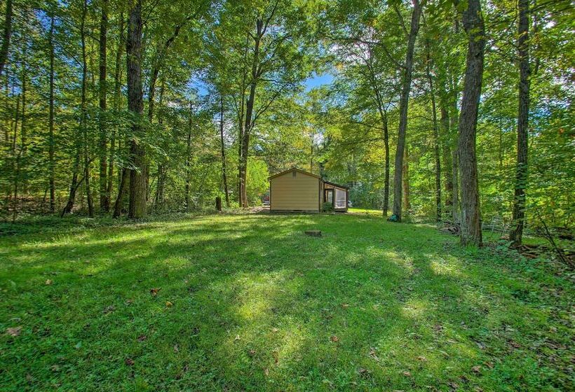 Quaint Hinton Hideaway   Hunt & Fish Nearby!